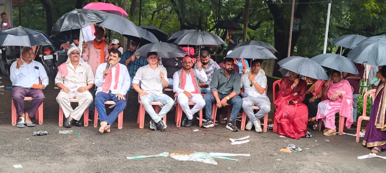 दीपका में बारिश में भी नहीं थमा प्रदर्शन, ACB समूह की गतिविधियों की जांच की मांग तेज, देखें वीडियो....